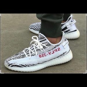BRAND NEW 🔥Yeezy boost 350 V2 Zebra *AUTHENTIC*